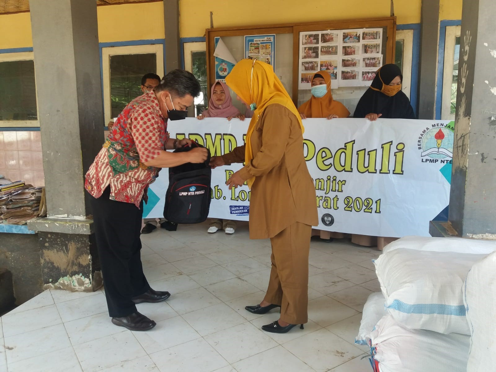 Kepala LPMP NTB Salurkan Bantuan Korban Bajir Bandang