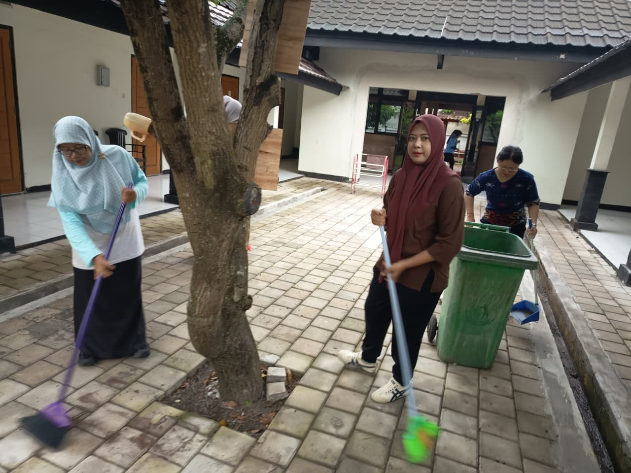 Perkuat Budaya Kerja Bersih, BPMP NTB Laksanakan Gotong Royong Serentak