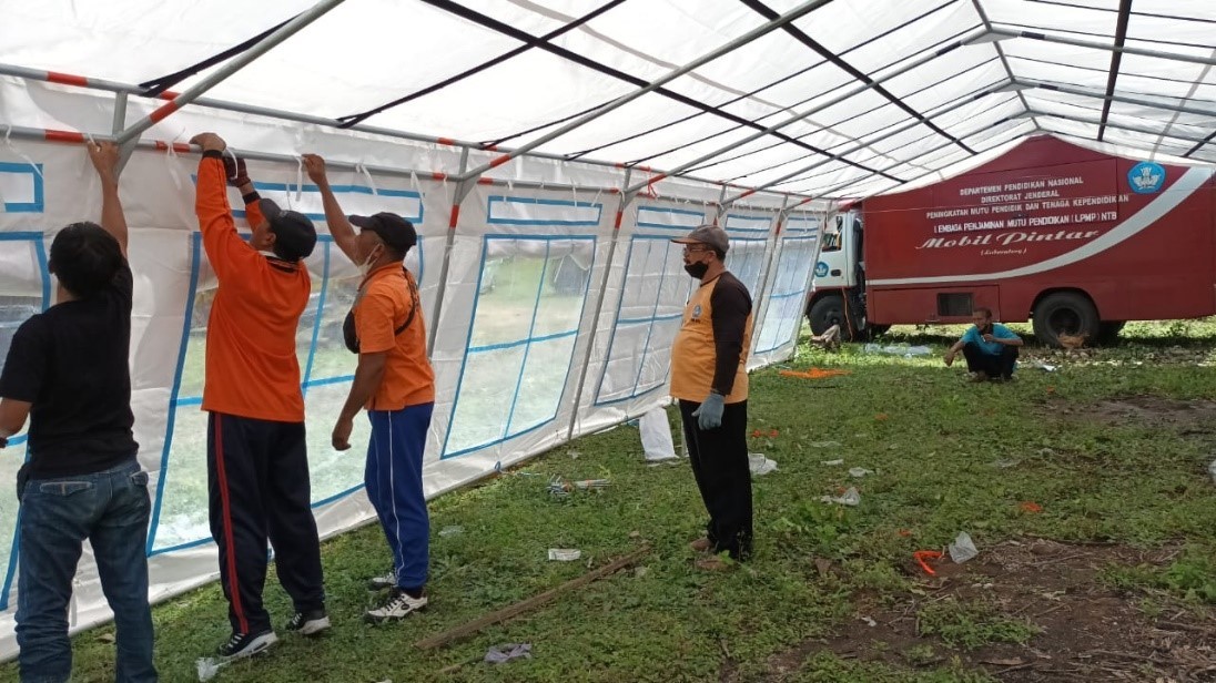 SATGAS KEBENCANAAN LPMP NTB BANGUN TENDA BELAJAR