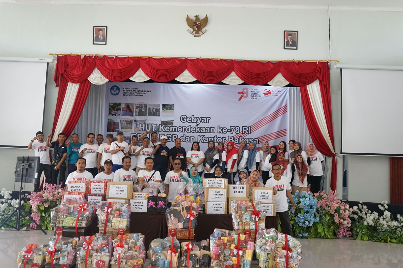 PENYERAHAN HADIAH KEMERDEKAAN