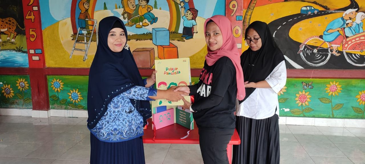 DOKUMENTASI PENYERAHAN BUKU