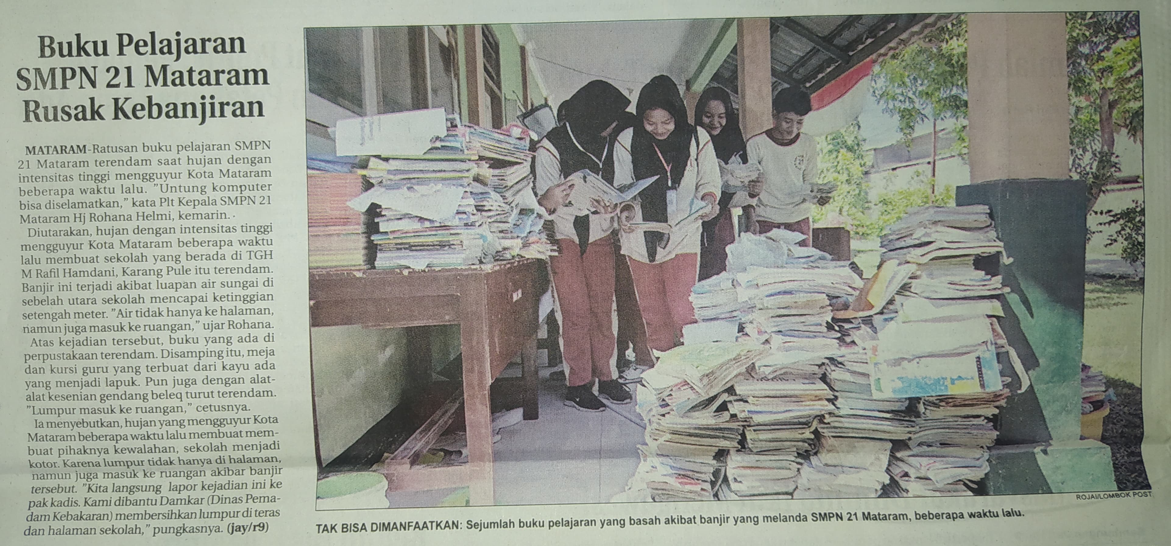 Buku Pelajaran SMPN 21 Mataram Rusak Kebanjiran